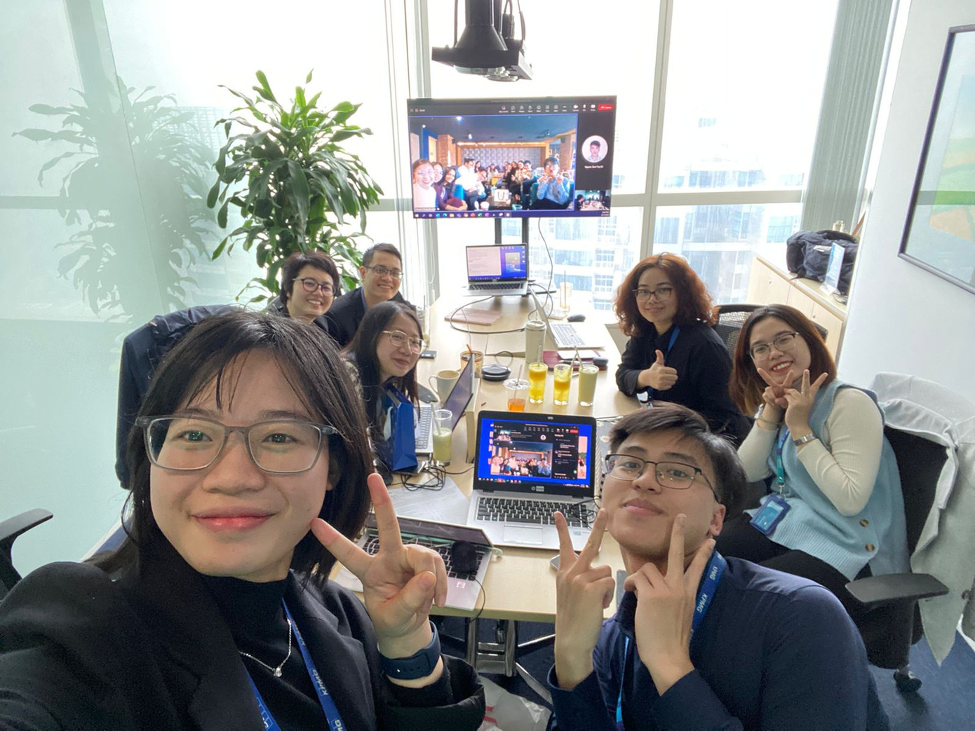 Ngọc Minh cùng đồng đội tại KPMG. Ảnh: NVCC