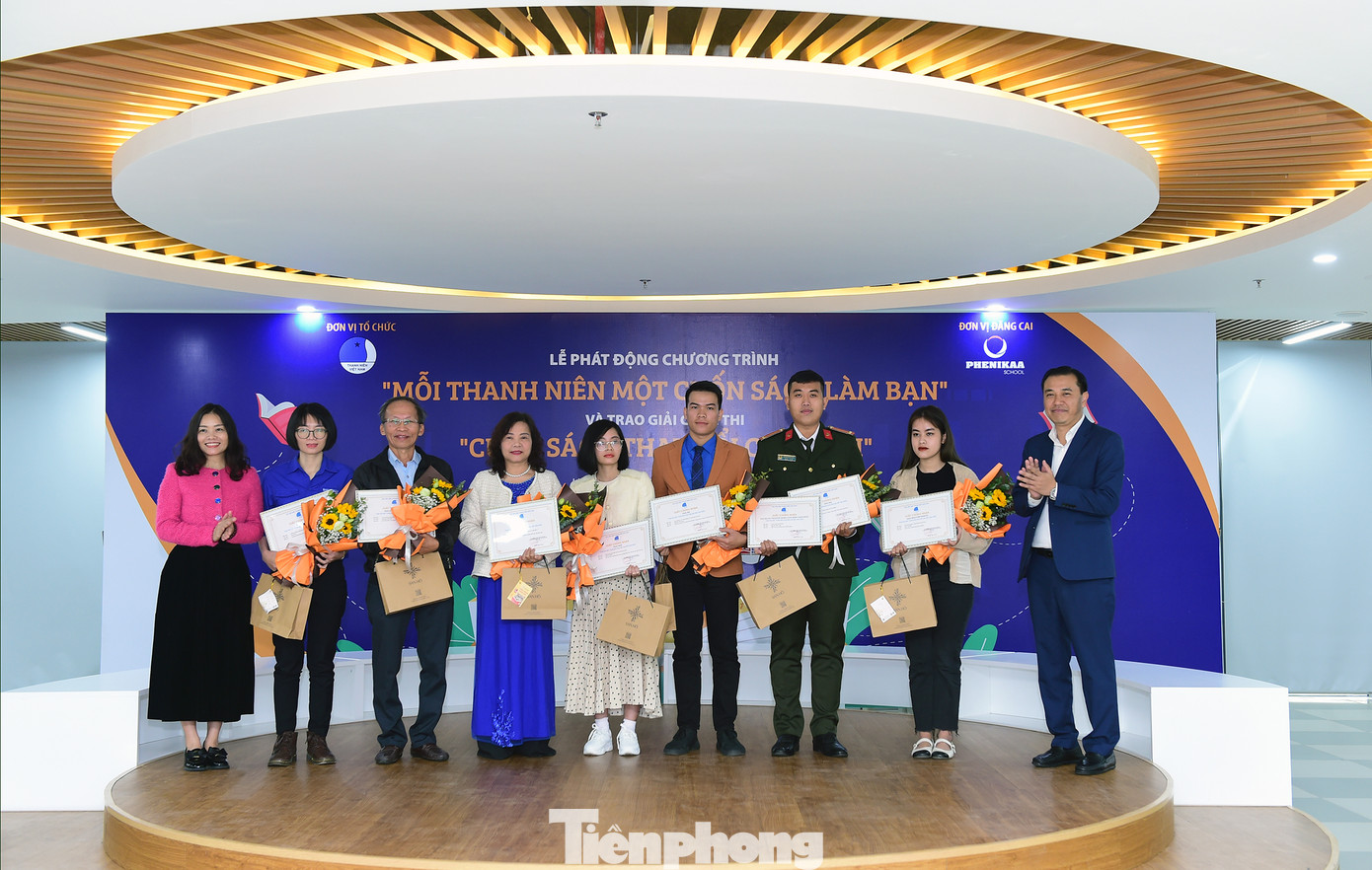 Ban Tổ chức trao giải thưởng đến các tác giả đoạt giải cuộc thi “Cuốn sách thay đổi cuộc đời” 2022. Ảnh: Xuân Tùng