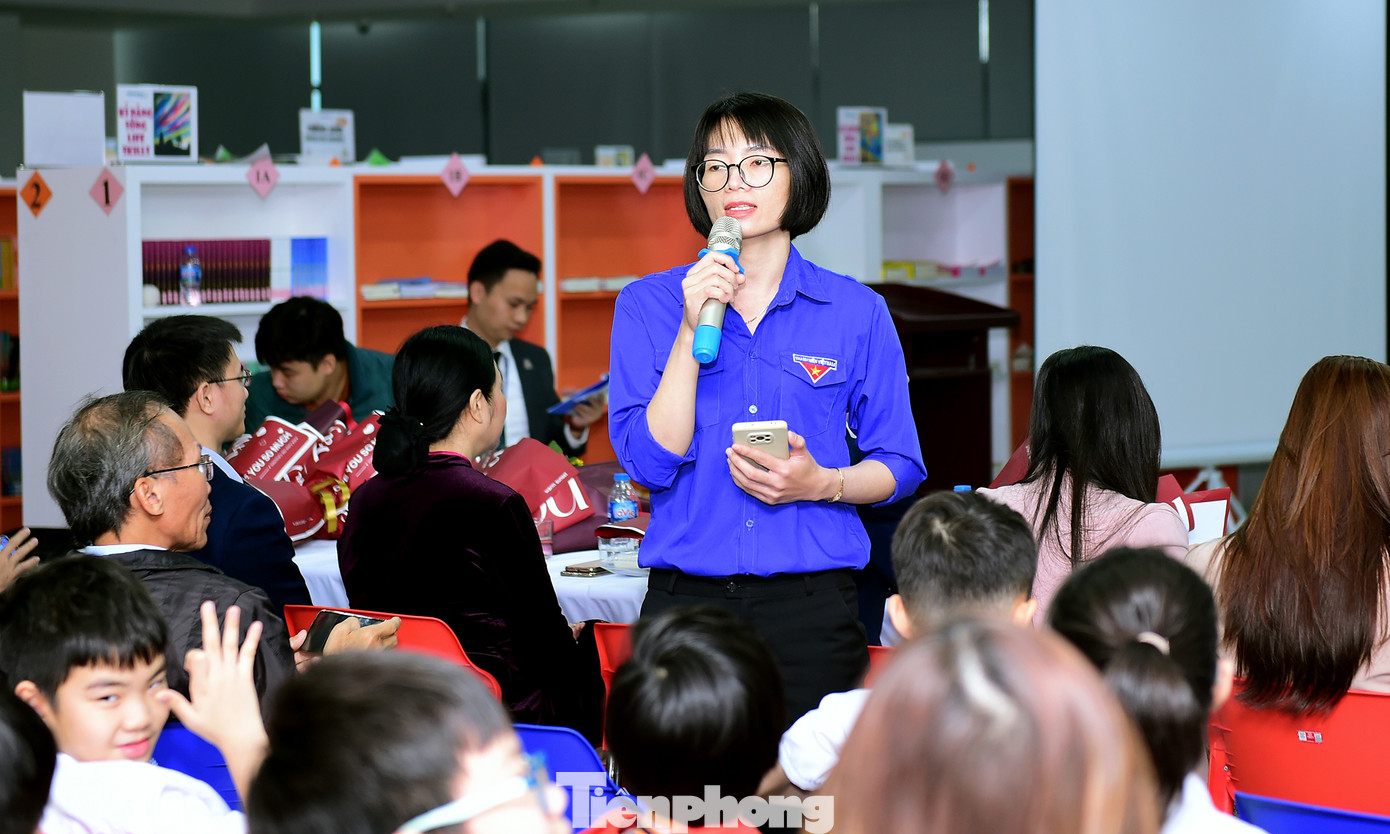 Chị Mai Thị Xí chia sẻ về việc đọc sách. Ảnh: Xuân Tùng