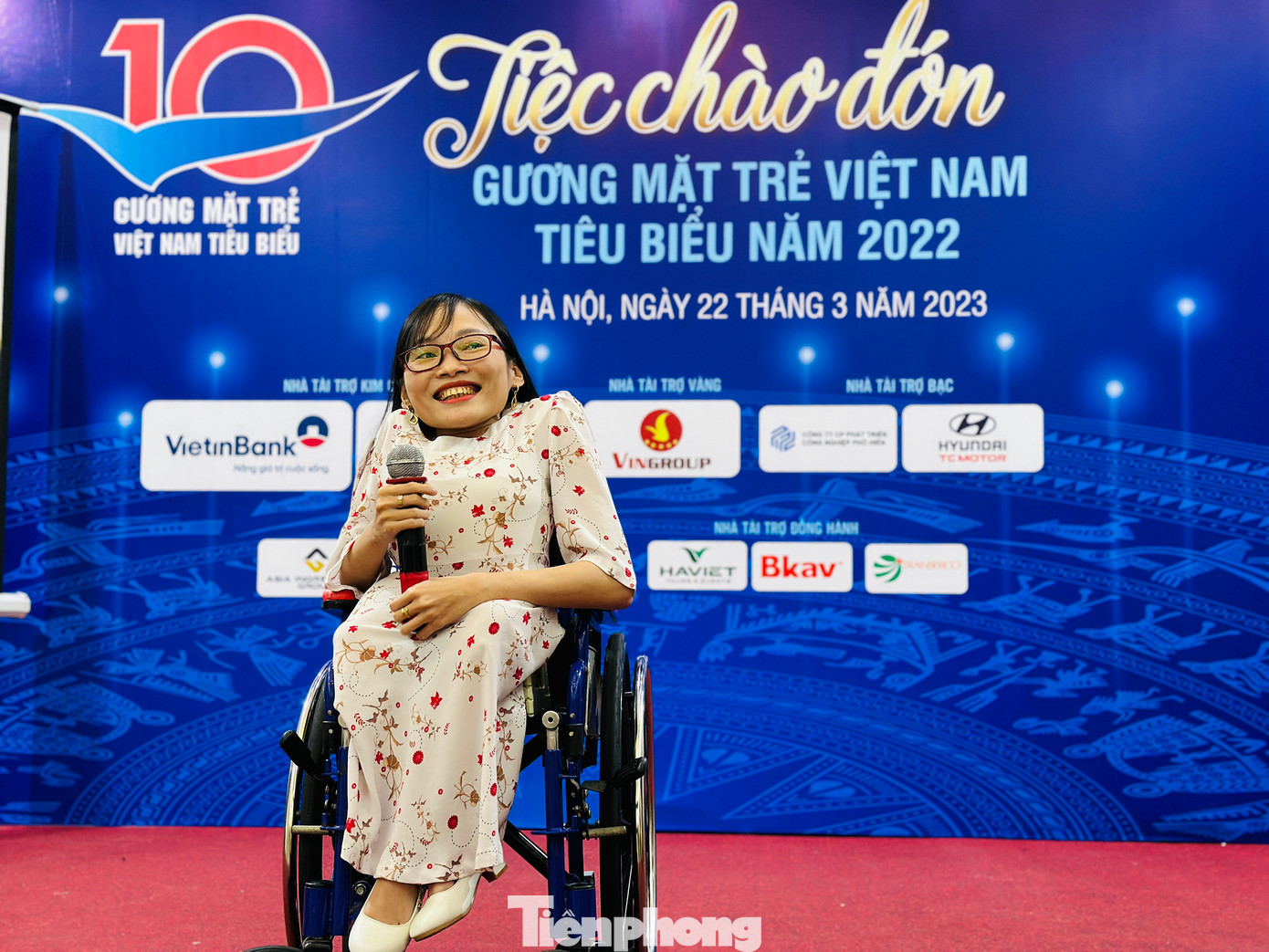 Gương mặt trẻ Việt Nam triển vọng năm 2022 Nguyễn Thị Ngọc Tâm giao lưu và đọc bài thơ "Gửi bạn cùng chung số phận". Đây là bài thơ được Tâm viết từ những năm học cấp hai, khi tham dự một chương trình và gặp một người bạn cùng cảnh. Ảnh: Xuân Tùng Gương mặt trẻ Việt Nam triển vọng năm 2022 Nguyễn Thị Ngọc Tâm giao lưu và đọc bài thơ "Gửi bạn cùng chung số phận". Đây là bài thơ được Tâm viết từ những năm học cấp hai, khi tham dự một chương trình và gặp một người bạn cùng cảnh. Ảnh: Xuân Tùng