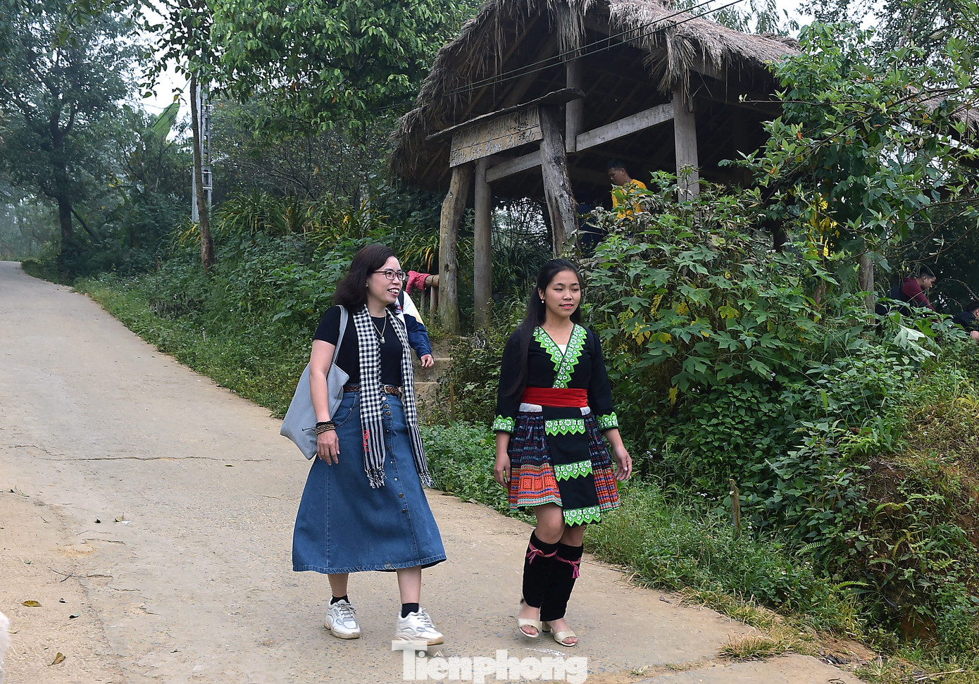 Chị Ly, anh Xà giới thiệu khu chợ đặc biệt ở Sin Suối Hồ. Ảnh: Xuân Tùng