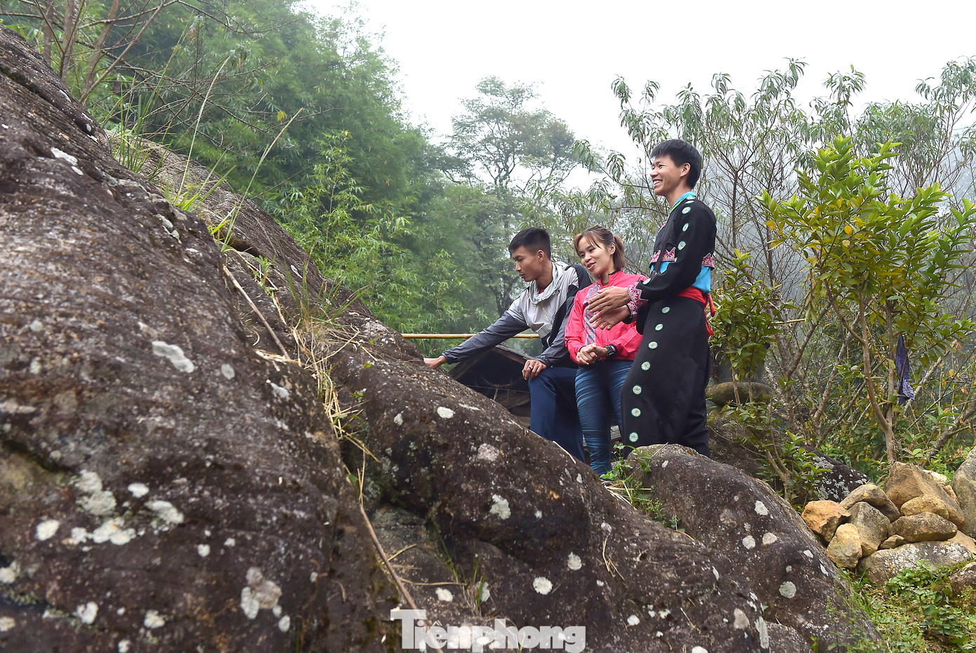 Anh Xà giới thiệu về Đá Sổ đỏ. Ảnh: Xuân Tùng