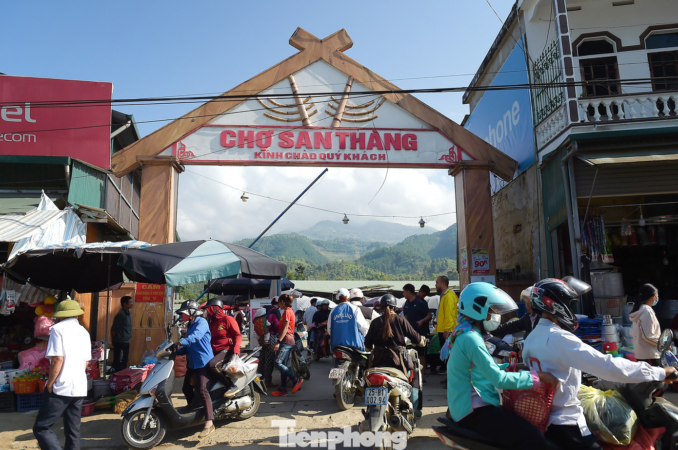 Sải bước ở Lai Châu chuẩn bị giải Vô địch Quốc gia Marathon và cự ly dài báo Tiền Phong lần thứ 64 - năm 2023 với chủ để "Những nẻo biên cương", chúng tôi may mắn được hòa vào phiên chợ rực rỡ sắc màu vùng cao San Thàng. Chợ cách trung tâm thành phố Lai Châu gần 5km nằm trên quốc lộ 4D.