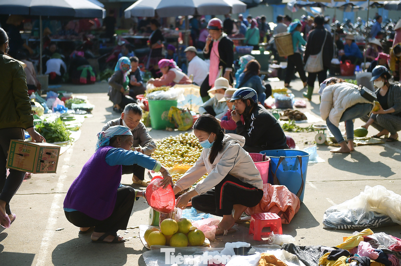 Phiên chợ nhộn nhịp trao đổi giữa người bán và người mua. Những người bán đon đả mời khách, giới thiệu hàng hóa, cũng như thân thiện với những người chưa tìm được món đồ ưng ý.