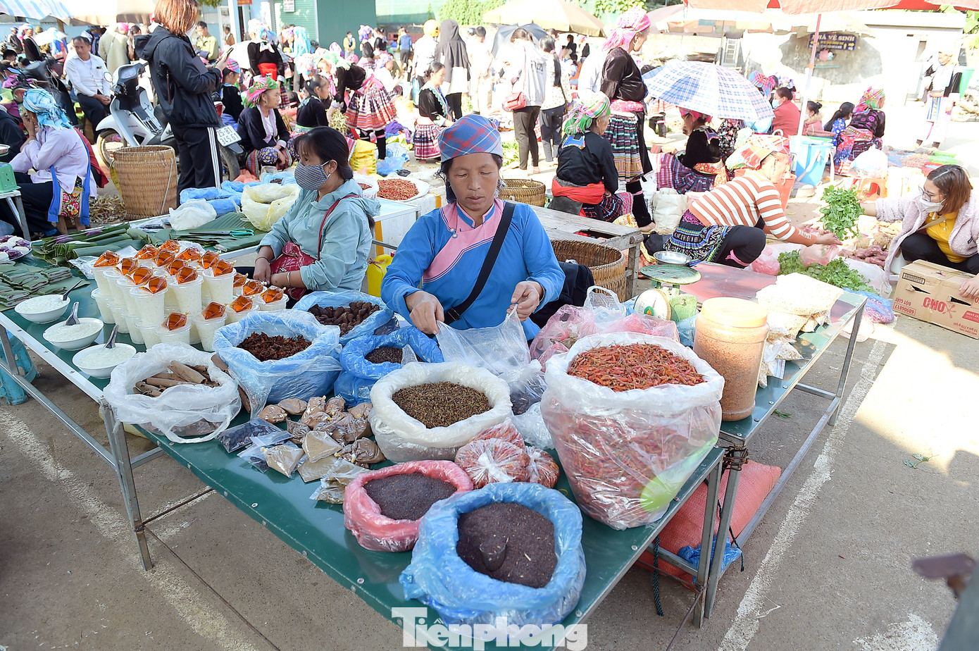 Chợ phiên San Thàng có đủ sản vật của núi rừng gắn với phong tục văn hóa của đồng bào các dân tộc vùng cao, như mật ong, gà đen, măng, ớt, hạt mắc khén, thổ cẩm, vải... Có thứ được bày biện trên sạp hàng, thứ được đặt ngay trên mặt đất, nhưng tất cả đều hấp dẫn bởi sắc màu rực rỡ.