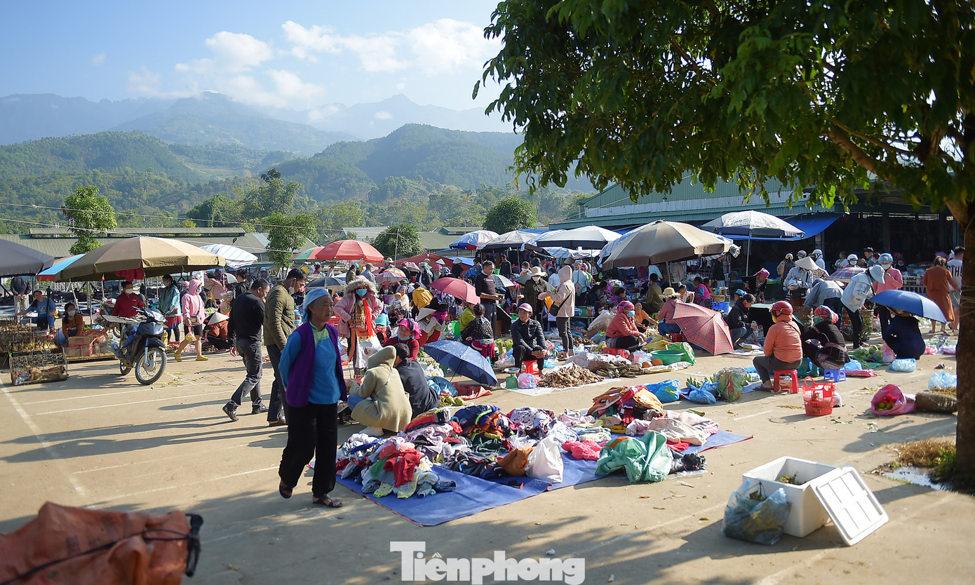 Sải bước ở Lai Châu chuẩn bị giải Vô địch Quốc gia Marathon và cự ly dài báo Tiền Phong lần thứ 64 - năm 2023 với chủ để "Những nẻo biên cương", chúng tôi may mắn được hòa vào phiên chợ rực rỡ sắc màu vùng cao San Thàng. Chợ cách trung tâm thành phố Lai Châu gần 5km nằm trên quốc lộ 4D.