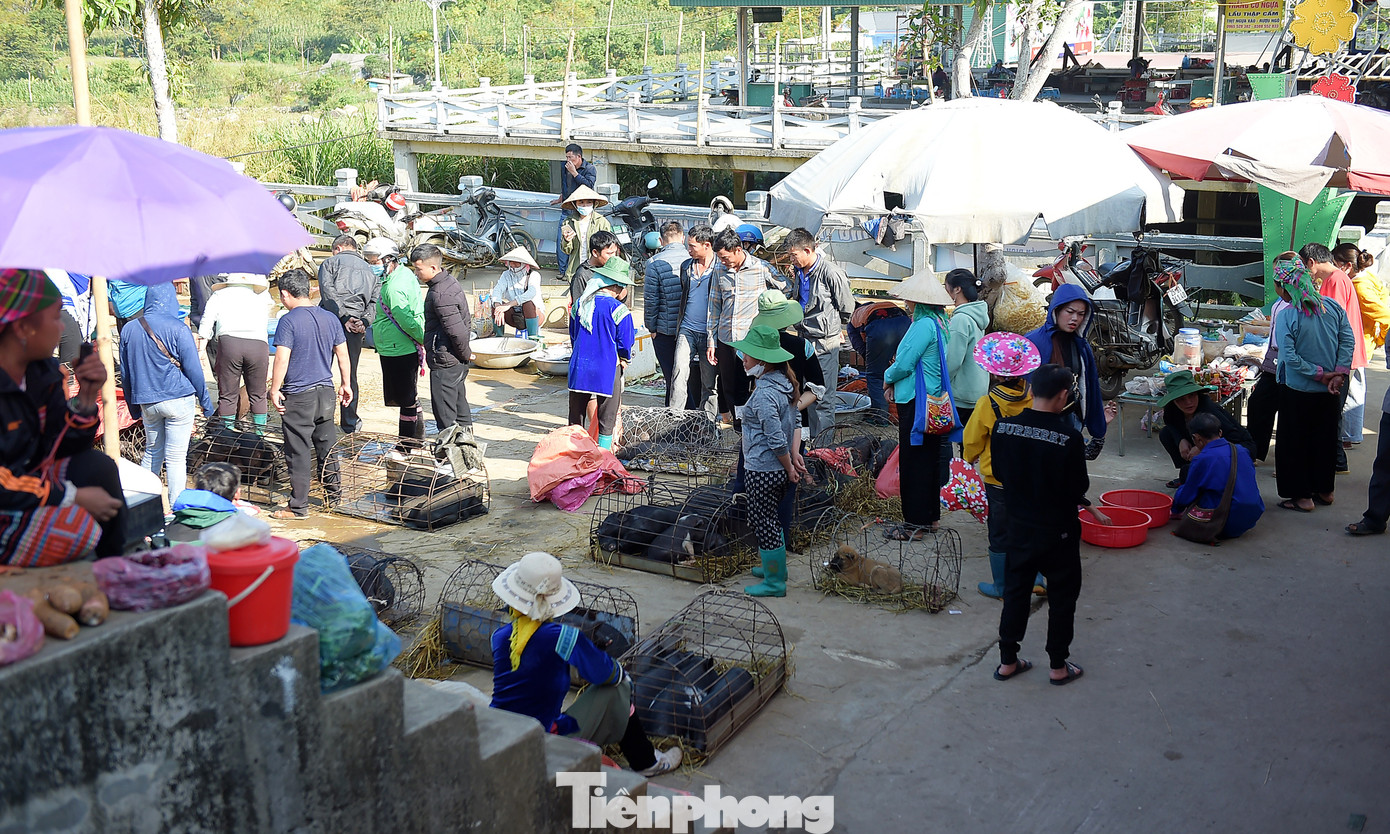 Chợ phiên San Thàng có tên gốc là chợ Tam Đường đất. Tam Đường trong tiếng của dân tộc tộc Giấy có nghĩa là ngã ba đường. Chợ phiên Sang Thàng họp đều đặn vào thứ Năm và Chủ nhật hằng tuần. Mỗi phiên chợ không chỉ là nơi mua bán, trao đổi hàng hóa mà còn là dịp gặp gỡ, giao lưu của đồng bào các dân tộc Tày, Mông, Dao, Giáy, Lự...