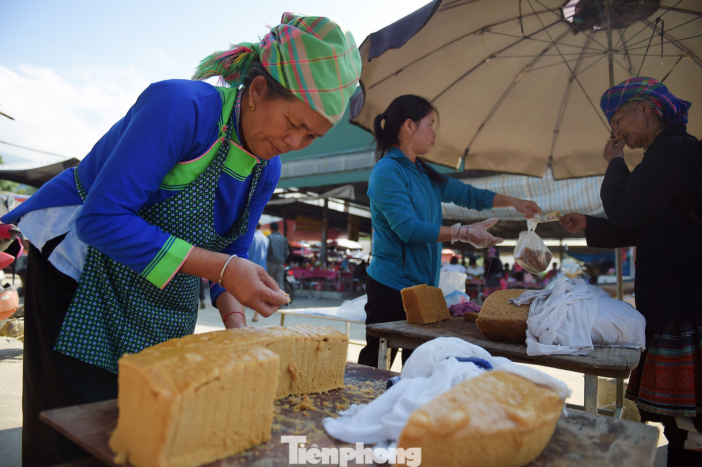 Đến chợ phiên San Thàng, bên cạnh những hàng hóa, thực phẩm mua về mới chế biến, còn có một khu riêng thơm nức mùi vị của các loại bánh để khách thưởng thức tại chỗ.
