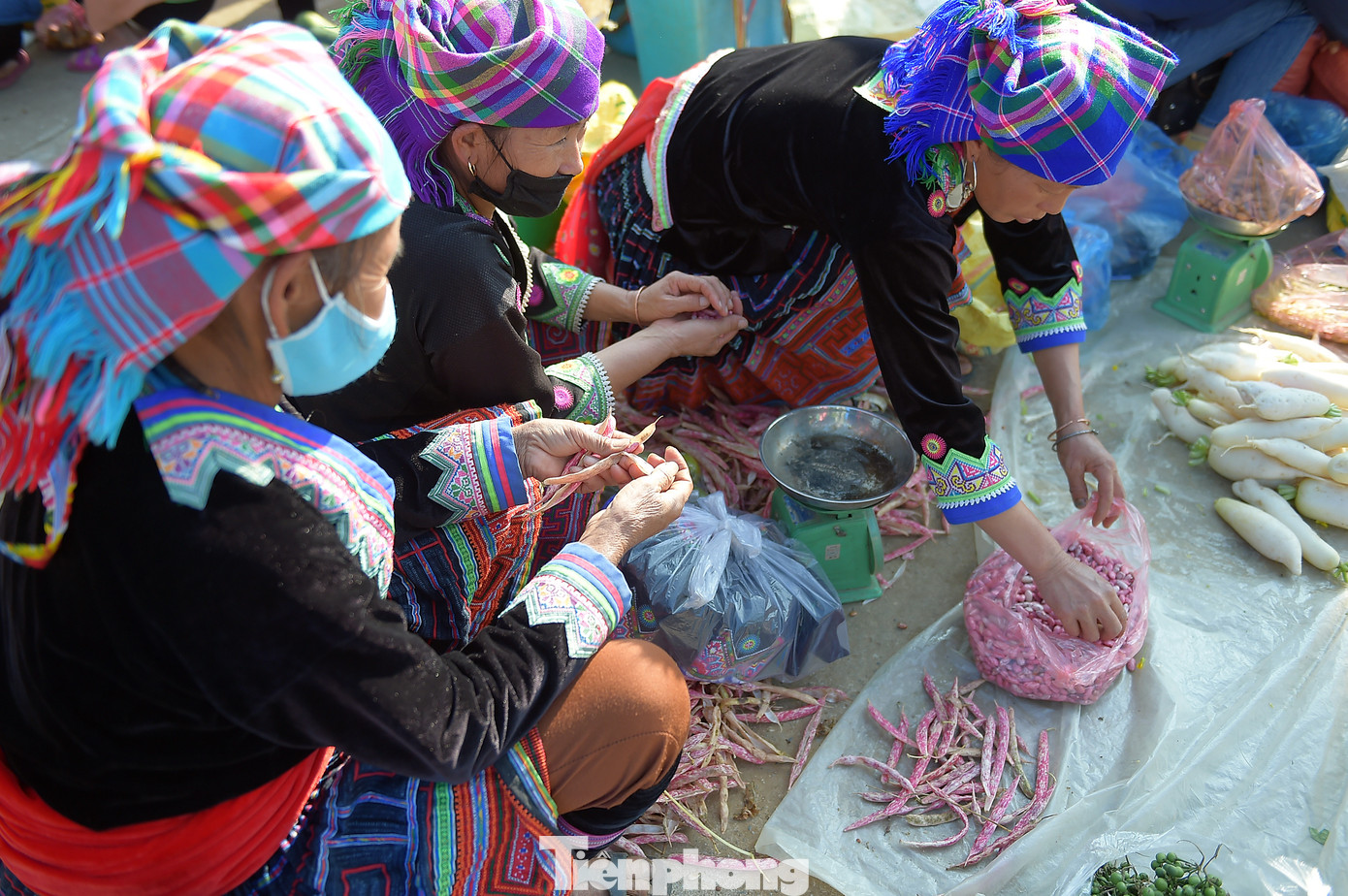 Lúc vắng khách, những phụ nữ miền cao chăm chỉ lại tranh thủ bóc sẵn các loại hạt để dễ dàng bán hàng; hay tranh thủ may vá thêu thùa...