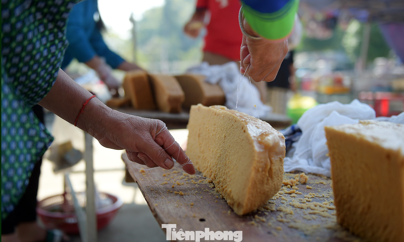 Đến chợ phiên San Thàng, bên cạnh những hàng hóa, thực phẩm mua về mới chế biến, còn có một khu riêng thơm nức mùi vị của các loại bánh để khách thưởng thức tại chỗ.