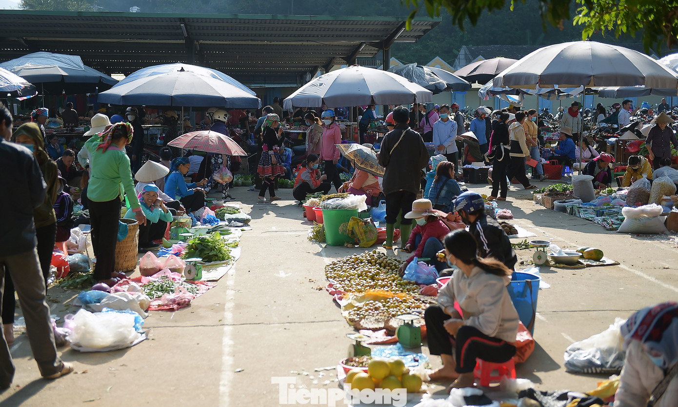 Sải bước ở Lai Châu chuẩn bị giải Vô địch Quốc gia Marathon và cự ly dài báo Tiền Phong lần thứ 64 - năm 2023 với chủ để "Những nẻo biên cương", chúng tôi may mắn được hòa vào phiên chợ rực rỡ sắc màu vùng cao San Thàng. Chợ cách trung tâm thành phố Lai Châu gần 5km nằm trên quốc lộ 4D.