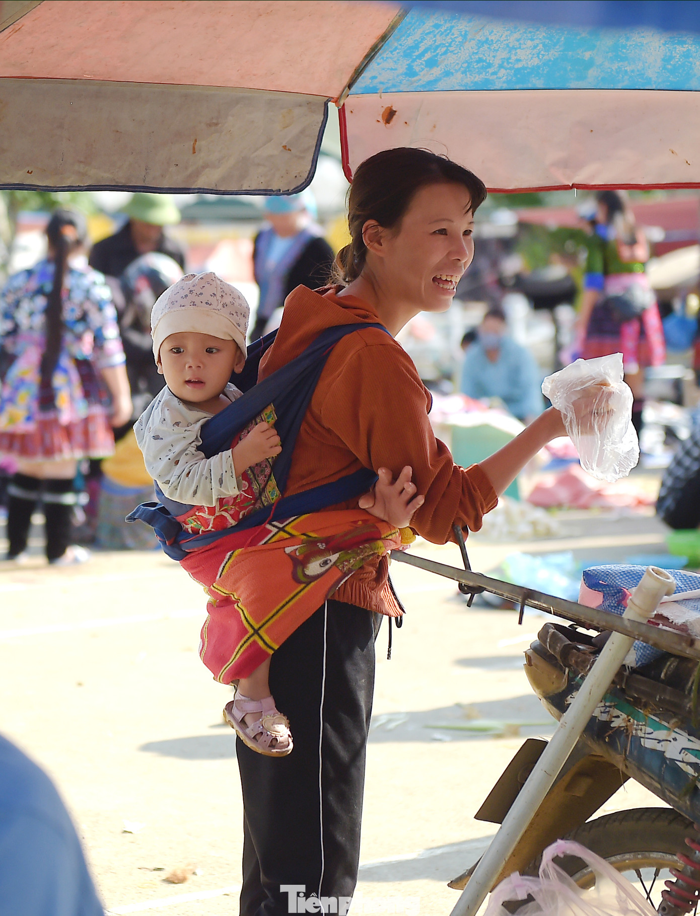 Chợ San Thàng như nhiều phiên chợ vùng cao khác không chỉ có cảnh bán mua, trao đổi hàng hóa, còn có những cảnh yên bình của các bé con theo chân người nhà đến chợ.