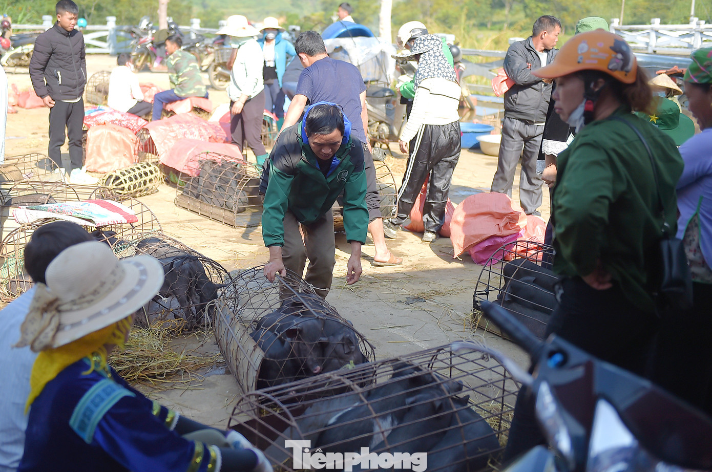 Chợ phiên San Thàng có tên gốc là chợ Tam Đường đất. Tam Đường trong tiếng của dân tộc tộc Giấy có nghĩa là ngã ba đường. Chợ phiên Sang Thàng họp đều đặn vào thứ Năm và Chủ nhật hằng tuần. Mỗi phiên chợ không chỉ là nơi mua bán, trao đổi hàng hóa mà còn là dịp gặp gỡ, giao lưu của đồng bào các dân tộc Tày, Mông, Dao, Giáy, Lự...