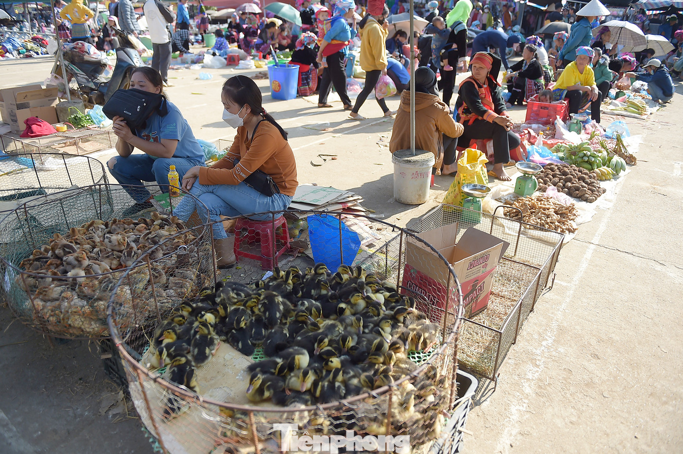 Chợ phiên San Thàng có tên gốc là chợ Tam Đường đất. Tam Đường trong tiếng của dân tộc tộc Giấy có nghĩa là ngã ba đường. Chợ phiên Sang Thàng họp đều đặn vào thứ Năm và Chủ nhật hằng tuần. Mỗi phiên chợ không chỉ là nơi mua bán, trao đổi hàng hóa mà còn là dịp gặp gỡ, giao lưu của đồng bào các dân tộc Tày, Mông, Dao, Giáy, Lự...