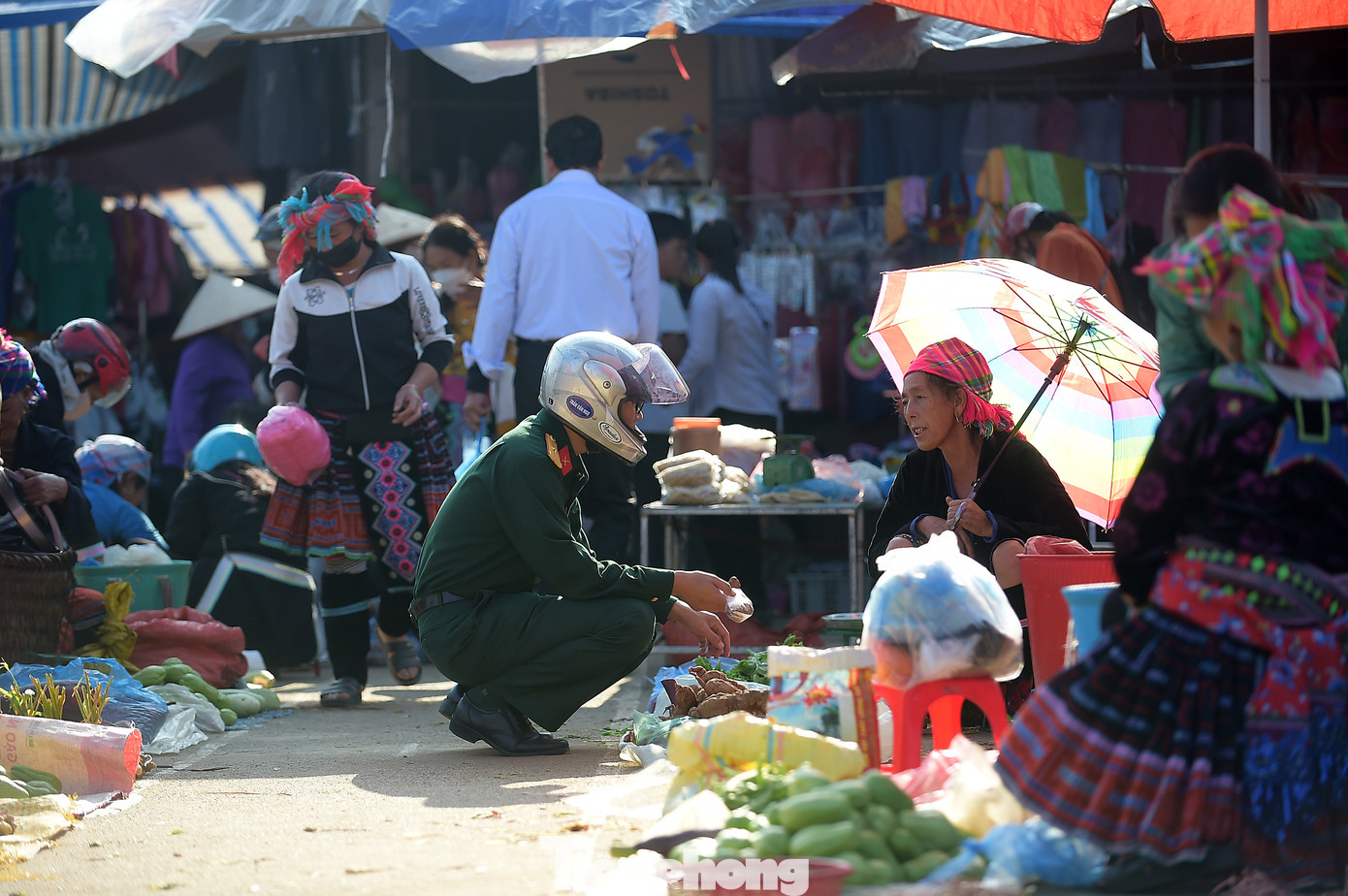 Phiên chợ nhộn nhịp trao đổi giữa người bán và người mua. Những người bán đon đả mời khách, giới thiệu hàng hóa, cũng như thân thiện với những người chưa tìm được món đồ ưng ý.