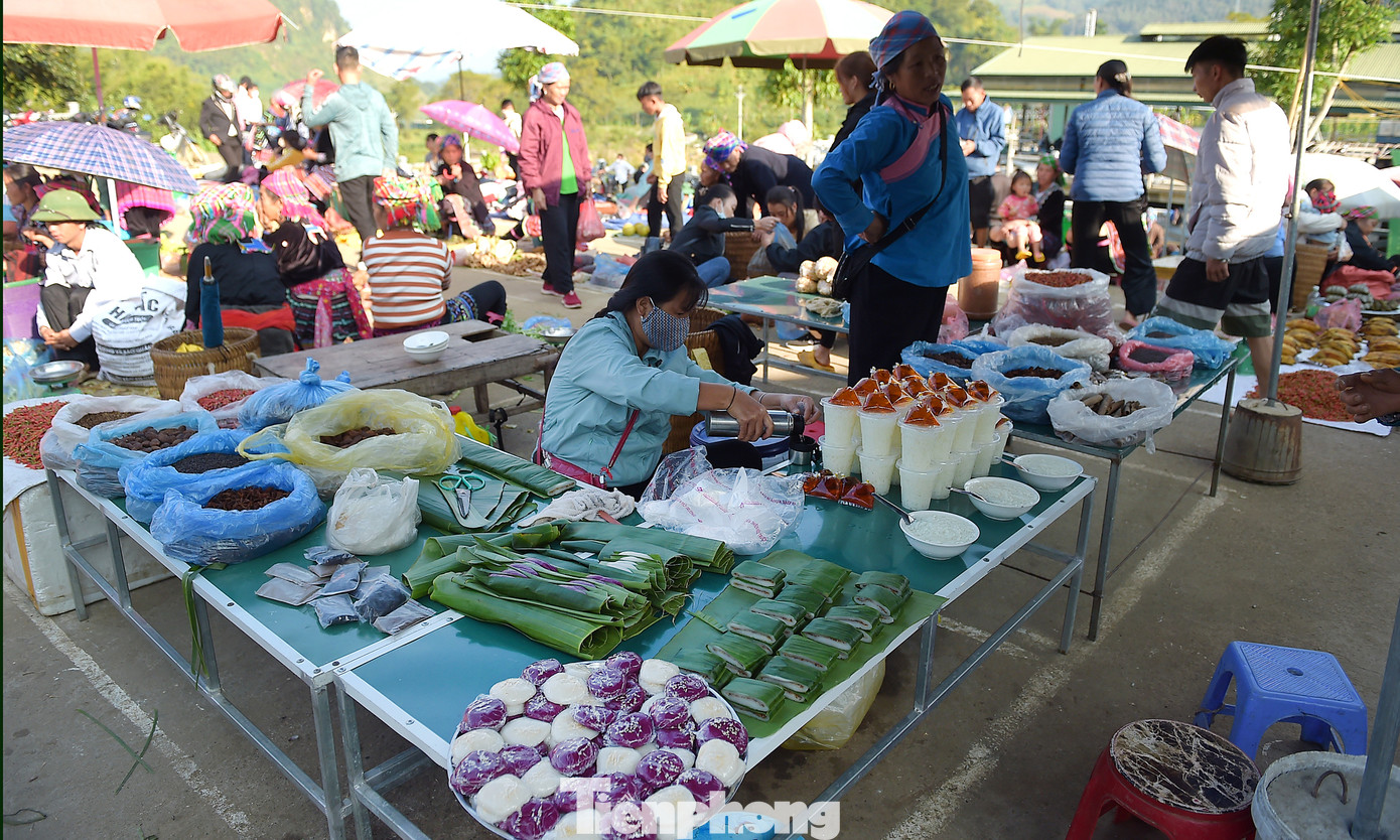 Chợ phiên San Thàng có đủ sản vật của núi rừng gắn với phong tục văn hóa của đồng bào các dân tộc vùng cao, như mật ong, gà đen, măng, ớt, hạt mắc khén, thổ cẩm, vải... Có thứ được bày biện trên sạp hàng, thứ được đặt ngay trên mặt đất, nhưng tất cả đều hấp dẫn bởi sắc màu rực rỡ.
