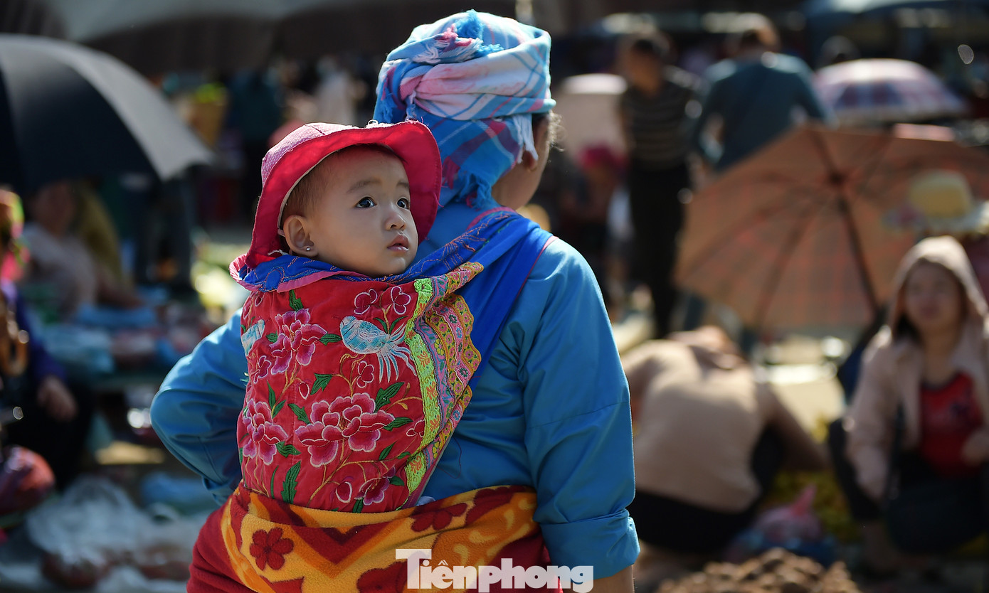 Chợ San Thàng như nhiều phiên chợ vùng cao khác không chỉ có cảnh bán mua, trao đổi hàng hóa, còn có những cảnh yên bình của các bé con theo chân người nhà đến chợ.