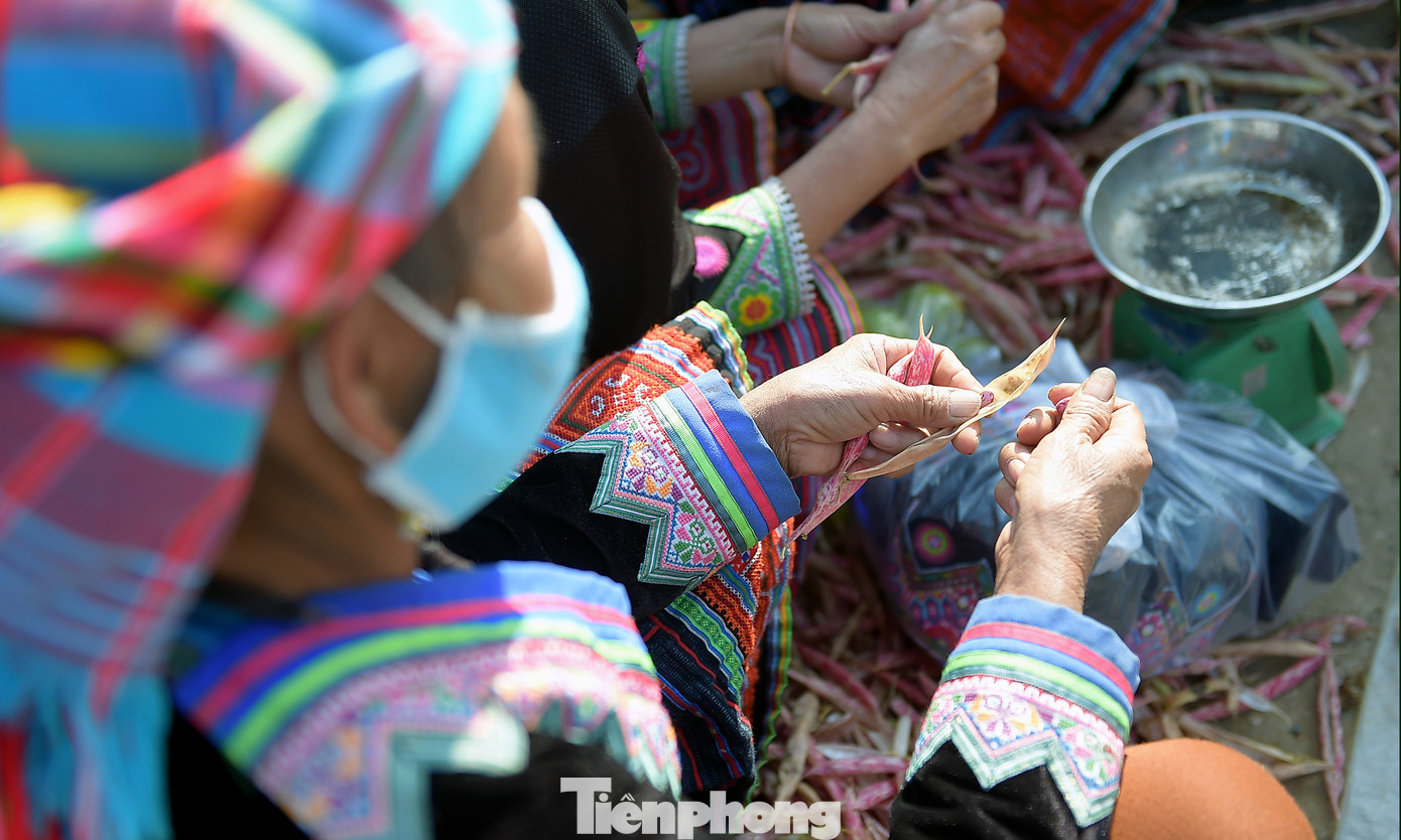 Lúc vắng khách, những phụ nữ miền cao chăm chỉ lại tranh thủ bóc sẵn các loại hạt để dễ dàng bán hàng; hay tranh thủ may vá thêu thùa...