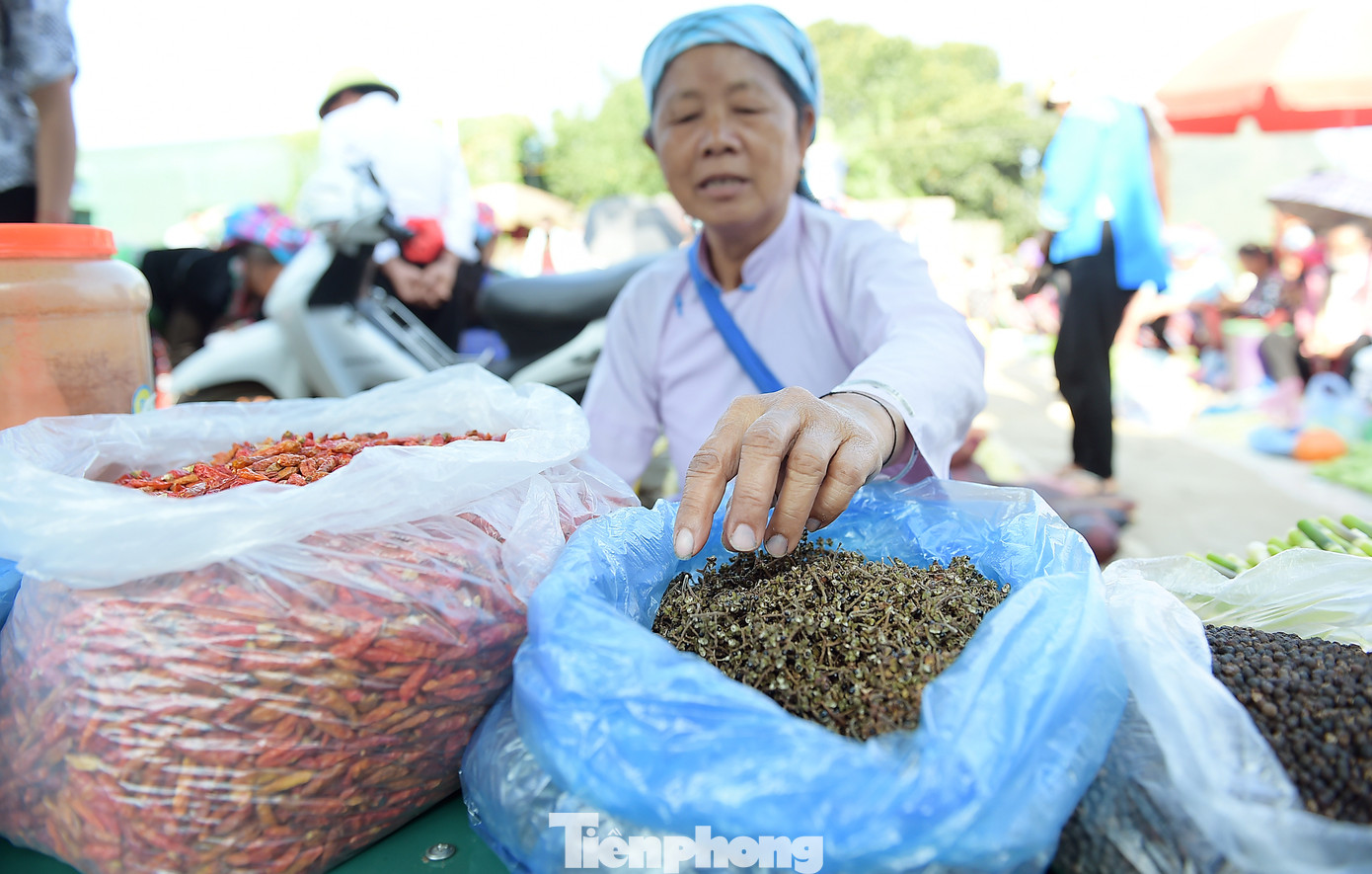 Chợ phiên San Thàng có đủ sản vật của núi rừng gắn với phong tục văn hóa của đồng bào các dân tộc vùng cao, như mật ong, gà đen, măng, ớt, hạt mắc khén, thổ cẩm, vải... Có thứ được bày biện trên sạp hàng, thứ được đặt ngay trên mặt đất, nhưng tất cả đều hấp dẫn bởi sắc màu rực rỡ.