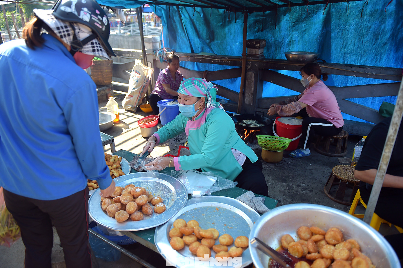 Đến chợ phiên San Thàng, bên cạnh những hàng hóa, thực phẩm mua về mới chế biến, còn có một khu riêng thơm nức mùi vị của các loại bánh để khách thưởng thức tại chỗ.
