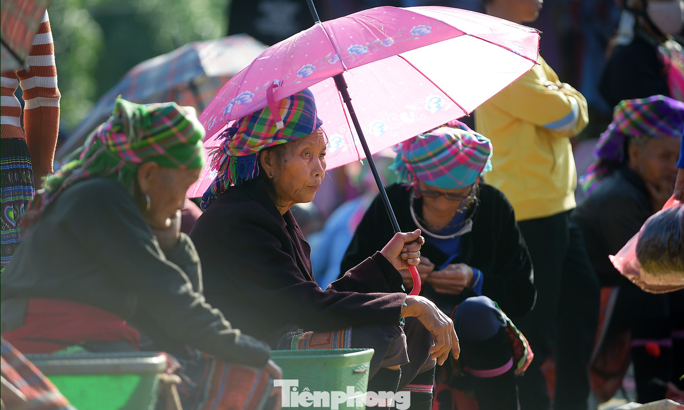 Lúc vắng khách, những phụ nữ miền cao chăm chỉ lại tranh thủ bóc sẵn các loại hạt để dễ dàng bán hàng; hay tranh thủ may vá thêu thùa...