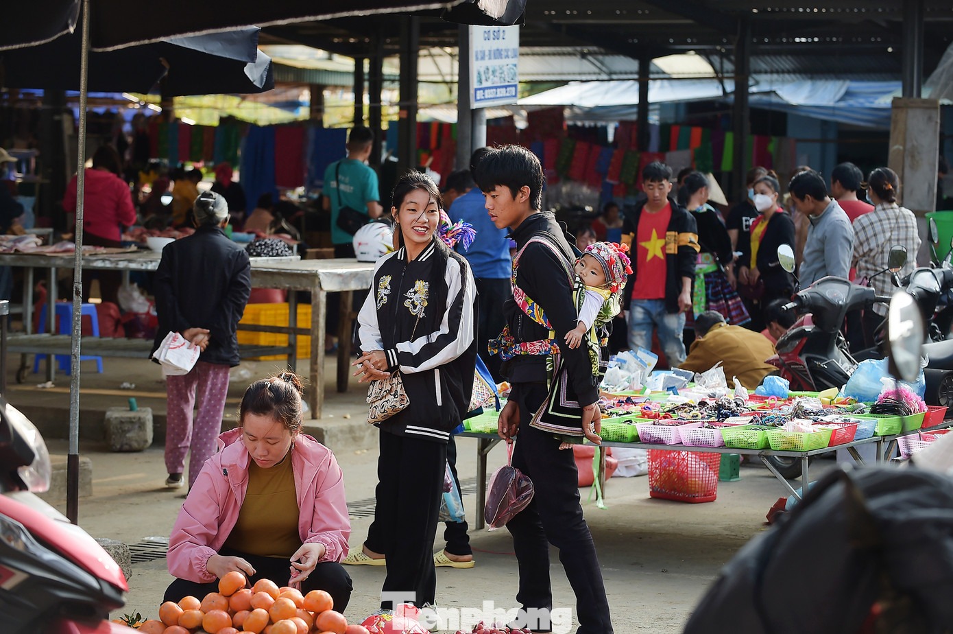 Chợ San Thàng như nhiều phiên chợ vùng cao khác không chỉ có cảnh bán mua, trao đổi hàng hóa, còn có những cảnh yên bình của các bé con theo chân người nhà đến chợ.