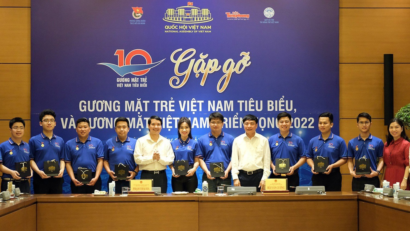 Tổng Thư ký Quốc hội, Chủ nhiệm Văn phòng Quốc hội Bùi Văn Cường tặng quà các Gương mặt trẻ Việt Nam tiêu biểu 2022.