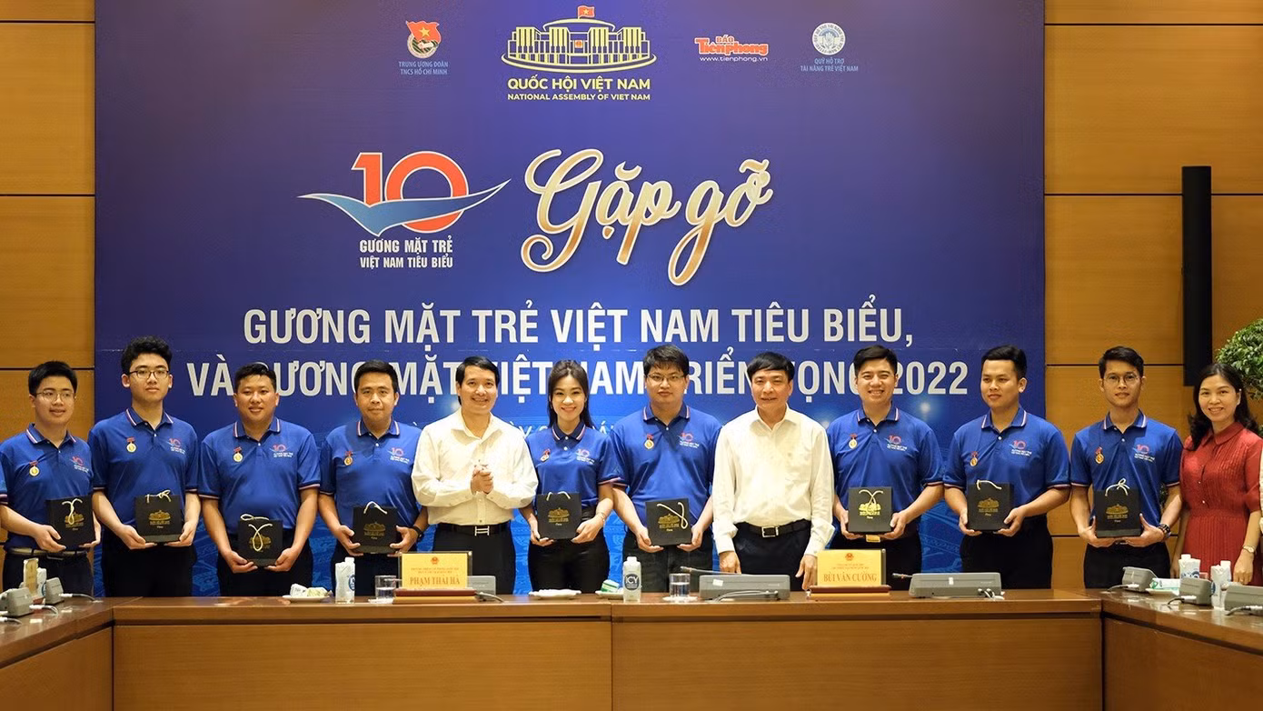 Tổng Thư ký Quốc hội, Chủ nhiệm Văn phòng Quốc hội Bùi Văn Cường tặng quà các Gương mặt trẻ Việt Nam tiêu biểu 2022.