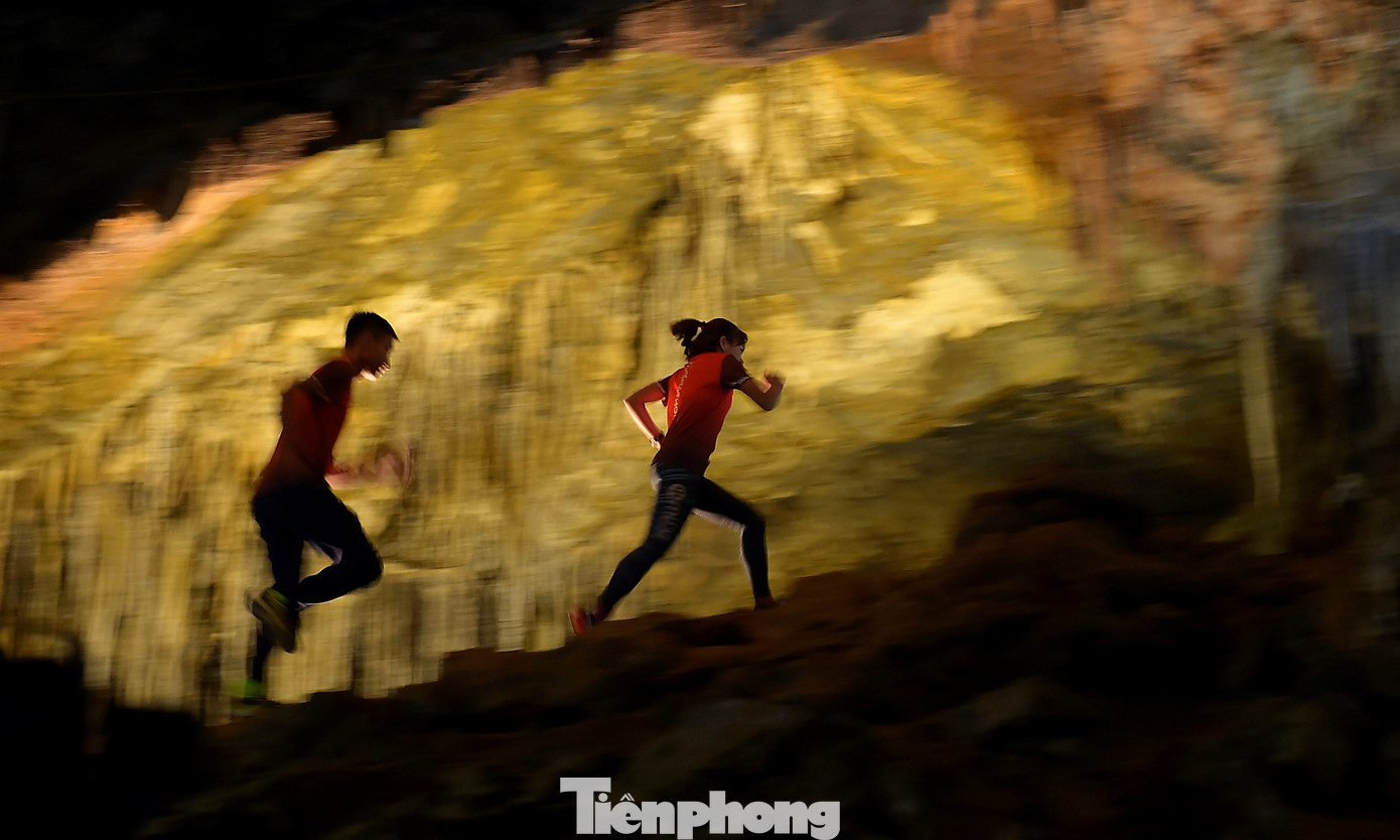 Những bước chạy trong động Thiên Đường tạo nên khung hình ấn tượng góp phần quảng bá danh thắng của Lai Châu. Ảnh: Xuân Tùng