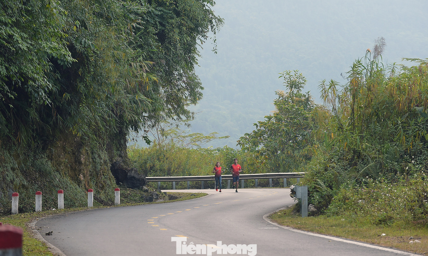 Hai vận động viên Trịnh Quốc Lượng và Hà Thị Hậu sải bước chạy trong hành trình tiền trạm, ghi hình của giải Tiền Phong Marathon năm 2023. Ảnh: Xuân Tùng