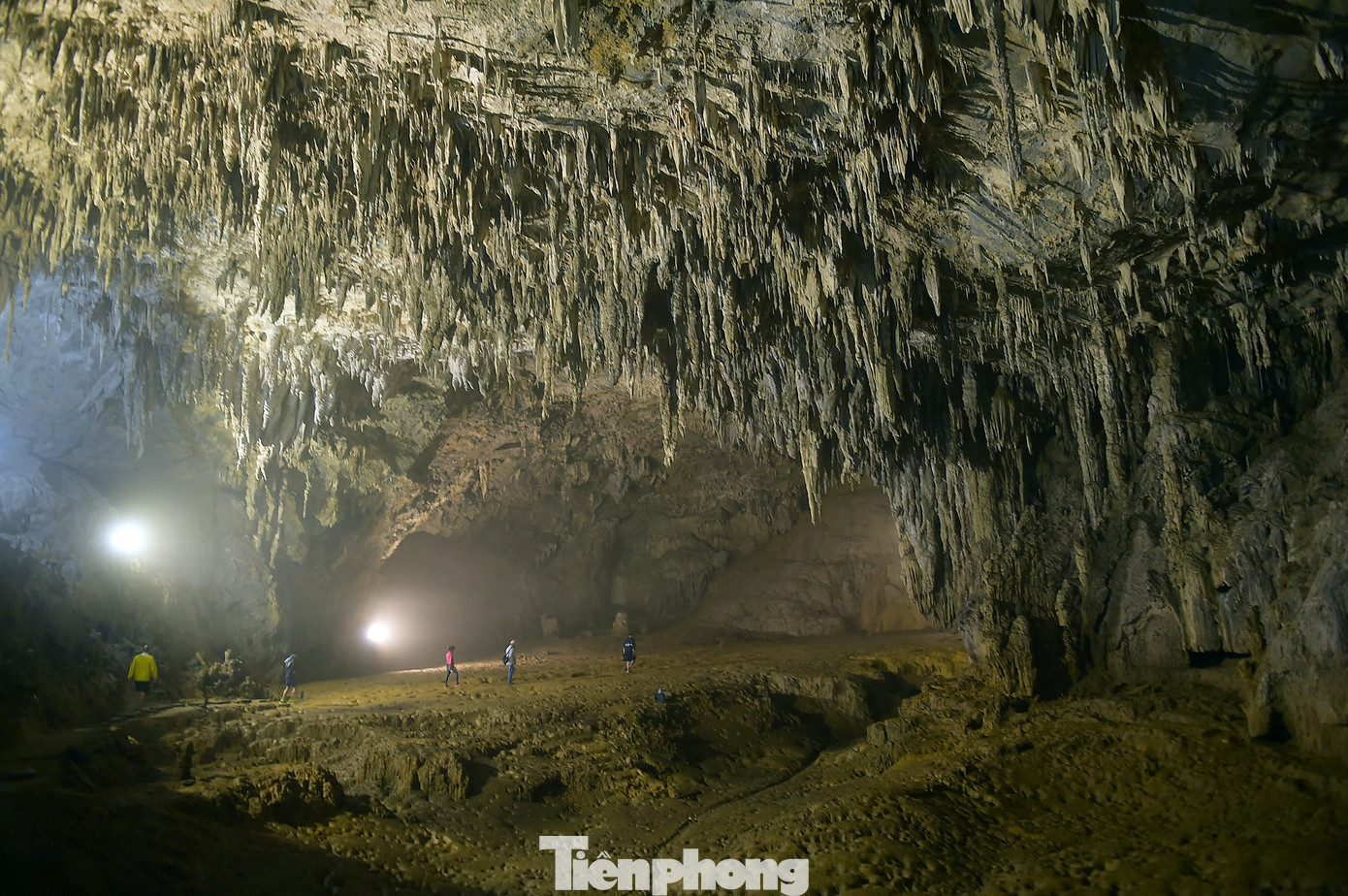 Động Thiên Môn cao rộng như một nhà hát. Ảnh: Xuân Tùng