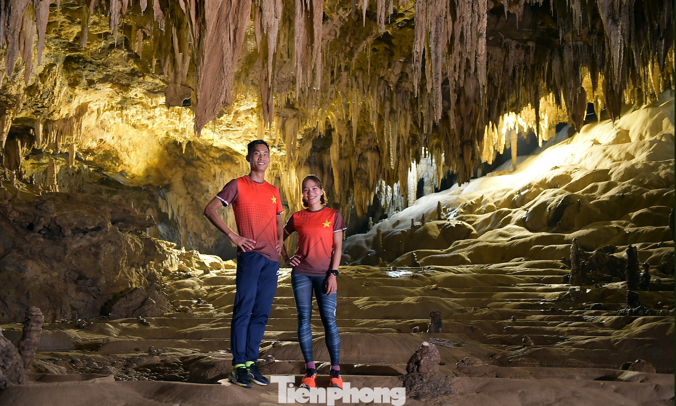 Hai vận động viên ở động Thiên Đường của Pu Sam Cap. Ảnh: Xuân Tùng