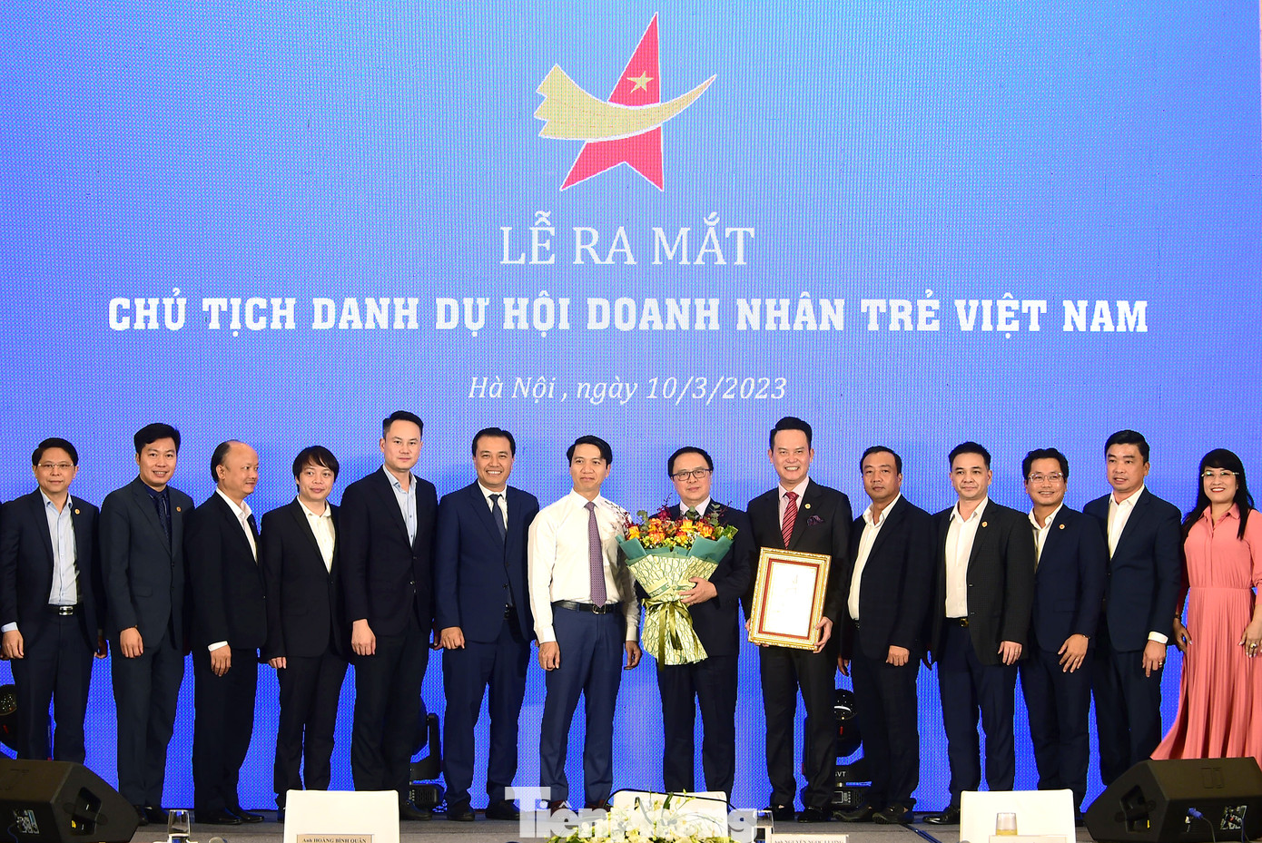 Bí thư T.Ư Đoàn, Chủ tịch T.Ư Hội LHTN Việt Nam Nguyễn Ngọc Lương và T.Ư Hội Doanh nhân trẻ Việt Nam chúc mừng ông Hoàng Bình Quân. Ảnh: Xuân Tùng