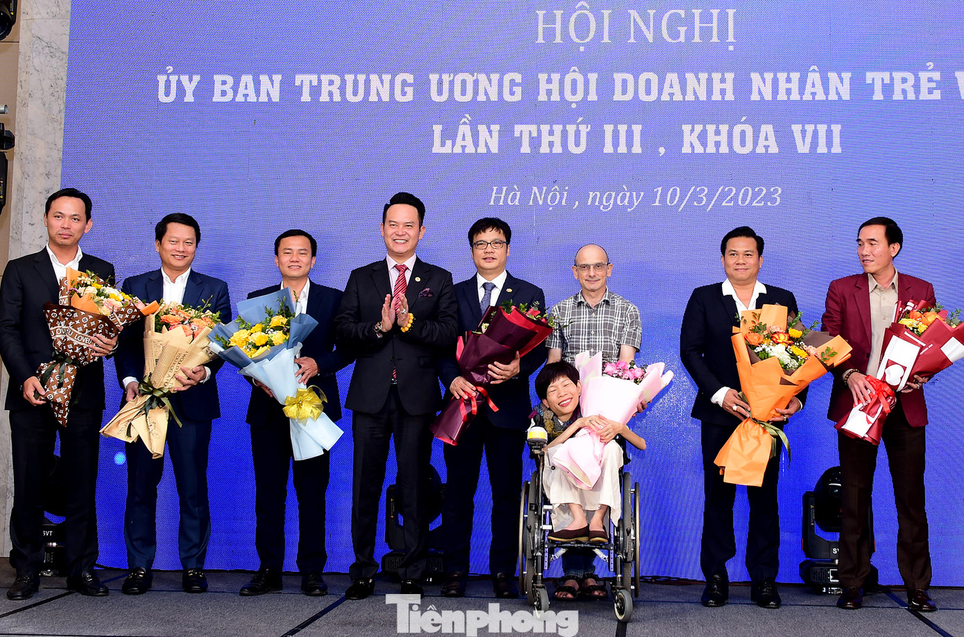 Anh Đặng Hồng Anh tặng hoa chúc mừng các anh chị tham gia Ủy ban T.Ư Hội. Ảnh: Xuân Tùng