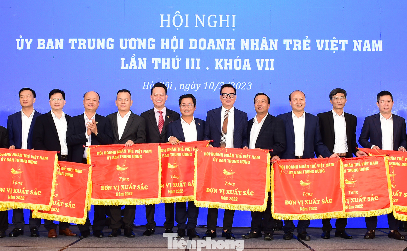 T.Ư Hội Doanh nhân trẻ Việt Nam trao khen thưởng các đơn vị xuất sắc trong công tác Hội năm 2022. Ảnh: Xuân Tùng