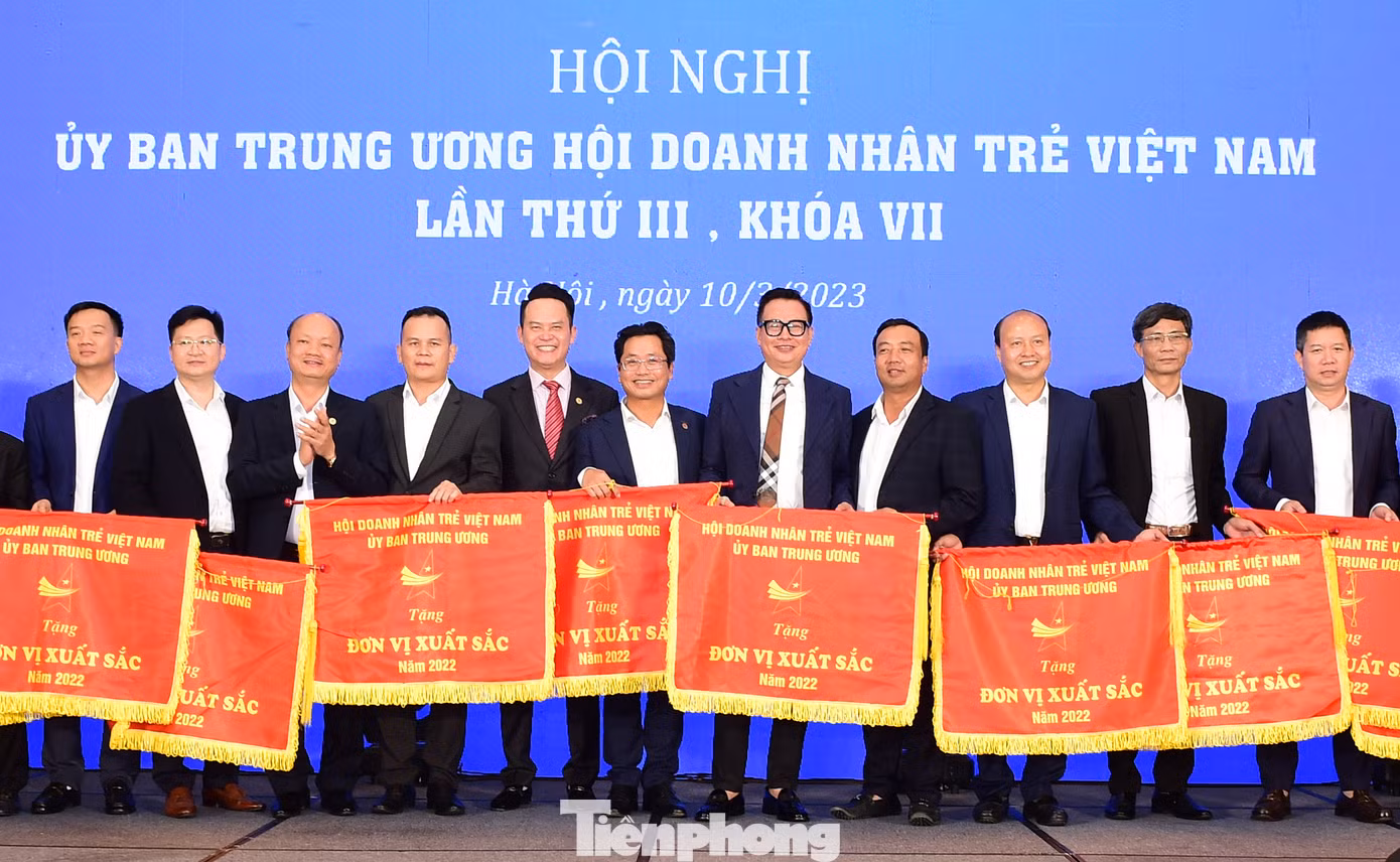 T.Ư Hội Doanh nhân trẻ Việt Nam trao khen thưởng các đơn vị xuất sắc trong công tác Hội năm 2022. Ảnh: Xuân Tùng