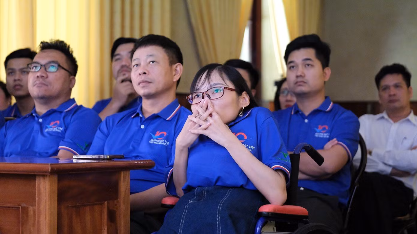 Các đại biểu xúc động theo dõi phim tư liệu "Những giờ phút cuối đời Chủ tịch Hồ Chí Minh".