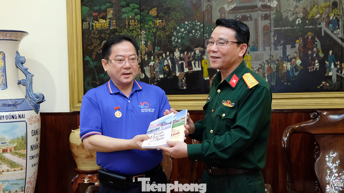 Đại tá Phạm Trung Hiếu tặng đoàn đại biểu hai cuốn sách "Giữ yên giấc ngủ của Người" và "Lăng Chủ tịch Hồ Chí Minh đài hoa vĩnh cửu". Đại tá Phạm Trung Hiếu tặng đoàn đại biểu hai cuốn sách "Giữ yên giấc ngủ của Người" và "Lăng Chủ tịch Hồ Chí Minh đài hoa vĩnh cửu".