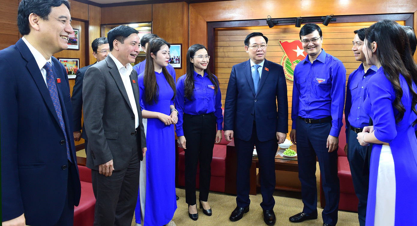 Chủ tịch Quốc hội trao đổi với các Bí thư T.Ư Đoàn và đoàn viên. Ảnh: Xuân Tùng