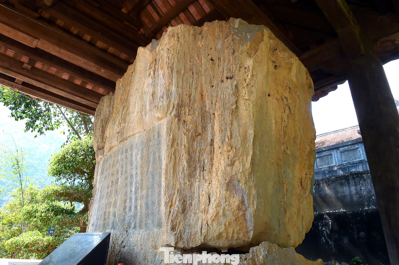 Tấm bia khắc bài minh của Vua Lê Thái Tổ đặt tại đền thờ. Ảnh: Xuân Tùng Tấm bia khắc bài minh của Vua Lê Thái Tổ đặt tại đền thờ. Ảnh: Xuân Tùng