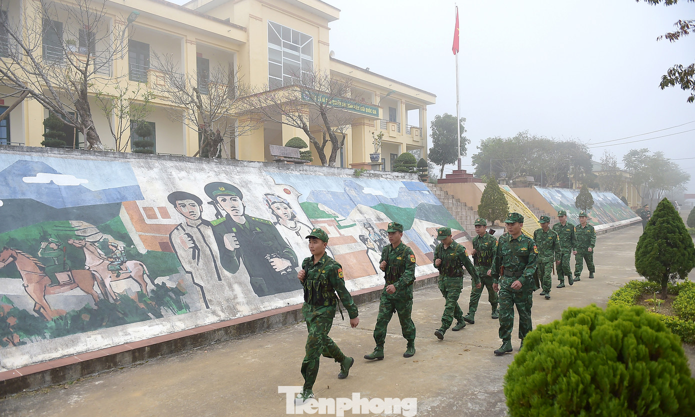 Các chiến sĩ Đồn Biên phòng Sin Suối Hồ chuẩn bị thực hiện nhiệm vụ tuần tra. Ảnh: Xuân Tùng Các chiến sĩ Đồn Biên phòng Sin Suối Hồ chuẩn bị thực hiện nhiệm vụ tuần tra. Ảnh: Xuân Tùng