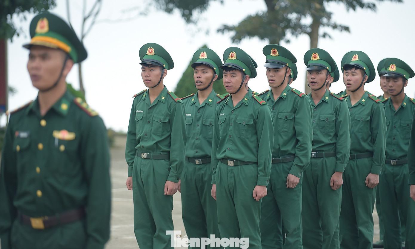 Cán bộ chiến sĩ Đồn Biên phòng Sin Suối Hồ nghiêm trang thực hiện lễ chào cờ. Ảnh: Xuân Tùng Cán bộ chiến sĩ Đồn Biên phòng Sin Suối Hồ nghiêm trang thực hiện lễ chào cờ. Ảnh: Xuân Tùng