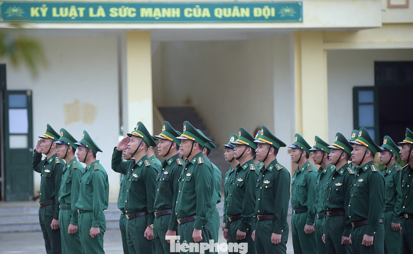 Cán bộ chiến sĩ Đồn Biên phòng Sin Suối Hồ nghiêm trang thực hiện lễ chào cờ. Ảnh: Xuân Tùng Cán bộ chiến sĩ Đồn Biên phòng Sin Suối Hồ nghiêm trang thực hiện lễ chào cờ. Ảnh: Xuân Tùng