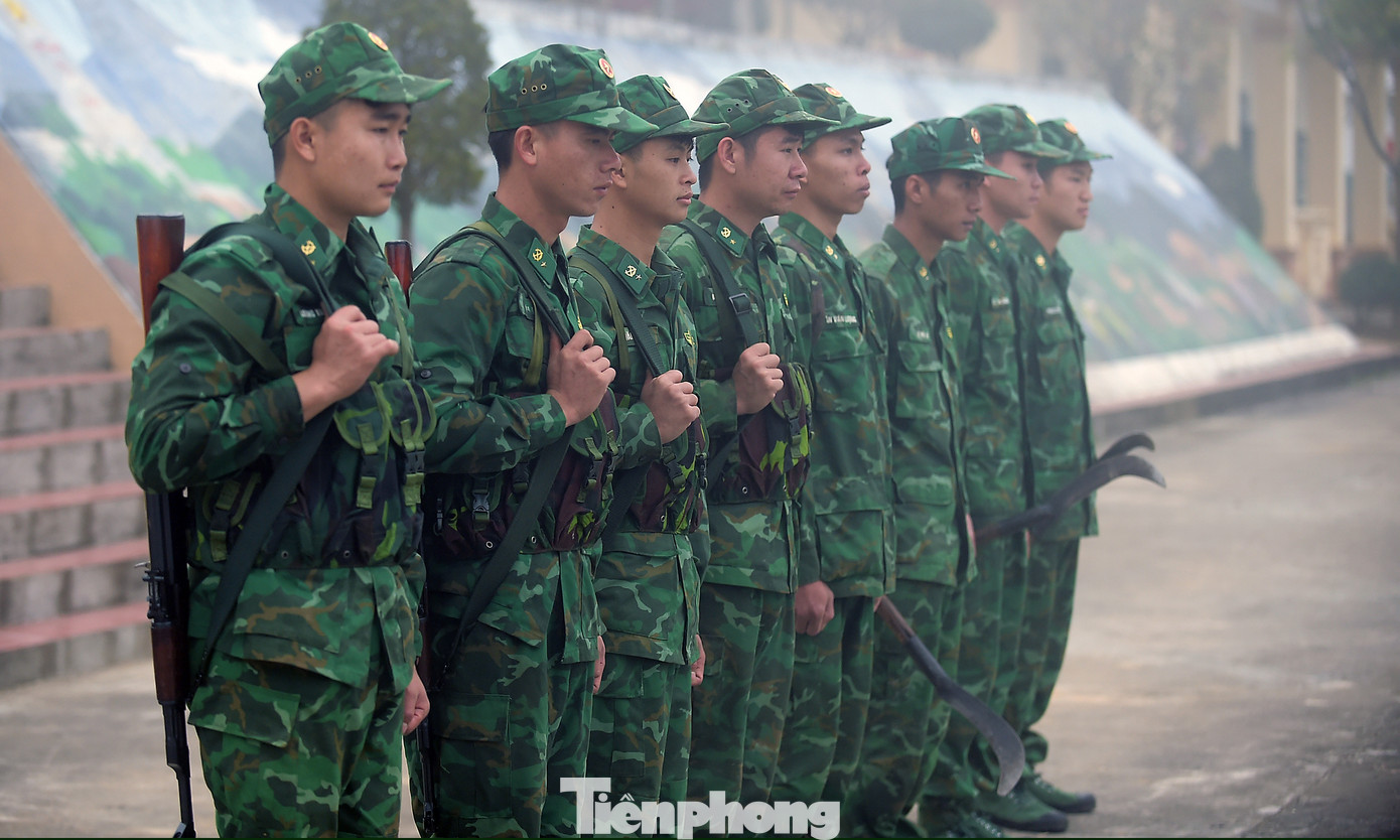 Các chiến sĩ Đồn Biên phòng Sin Suối Hồ chuẩn bị thực hiện nhiệm vụ tuần tra. Ảnh: Xuân Tùng Các chiến sĩ Đồn Biên phòng Sin Suối Hồ chuẩn bị thực hiện nhiệm vụ tuần tra. Ảnh: Xuân Tùng