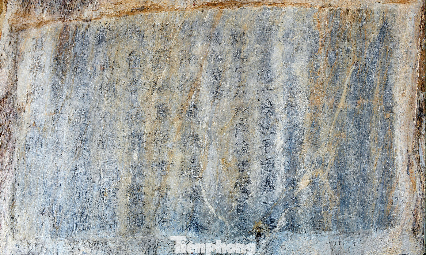 Tấm bia khắc bài minh của Vua Lê Thái Tổ đặt tại đền thờ. Ảnh: Xuân Tùng Tấm bia khắc bài minh của Vua Lê Thái Tổ đặt tại đền thờ. Ảnh: Xuân Tùng