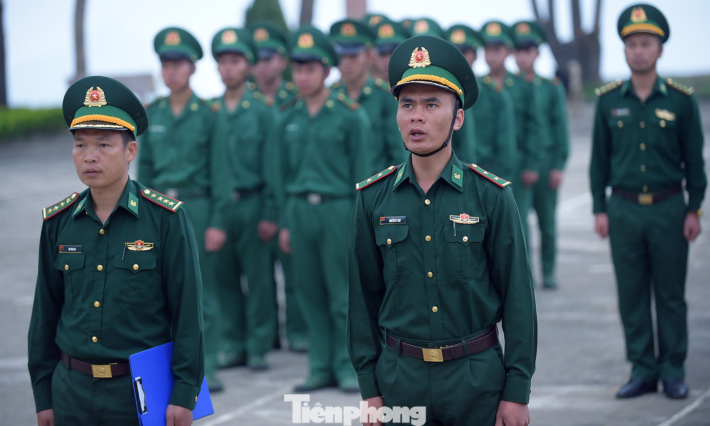 Cán bộ chiến sĩ Đồn Biên phòng Sin Suối Hồ nghiêm trang thực hiện lễ chào cờ. Ảnh: Xuân Tùng Cán bộ chiến sĩ Đồn Biên phòng Sin Suối Hồ nghiêm trang thực hiện lễ chào cờ. Ảnh: Xuân Tùng