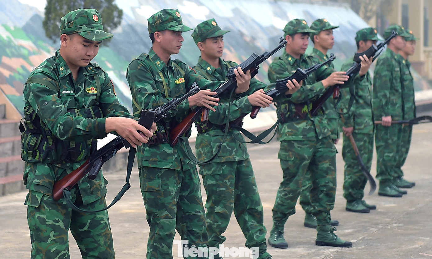 Các chiến sĩ Đồn Biên phòng Sin Suối Hồ chuẩn bị thực hiện nhiệm vụ tuần tra. Ảnh: Xuân Tùng Các chiến sĩ Đồn Biên phòng Sin Suối Hồ chuẩn bị thực hiện nhiệm vụ tuần tra. Ảnh: Xuân Tùng