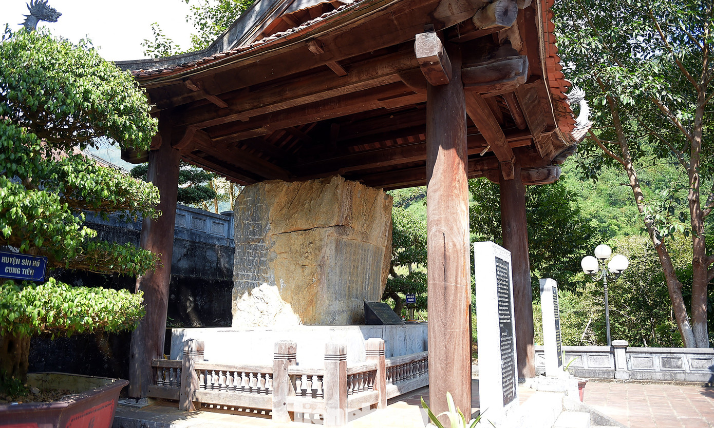 Tấm bia khắc bài minh của Vua Lê Thái Tổ đặt tại đền thờ. Ảnh: Xuân Tùng Tấm bia khắc bài minh của Vua Lê Thái Tổ đặt tại đền thờ. Ảnh: Xuân Tùng