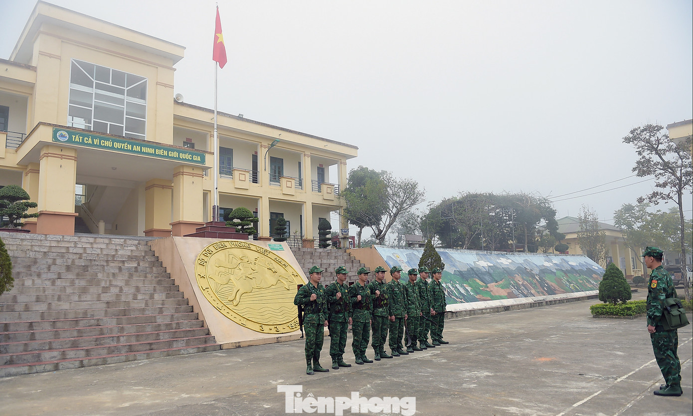 Các chiến sĩ Đồn Biên phòng Sin Suối Hồ chuẩn bị thực hiện nhiệm vụ tuần tra. Ảnh: Xuân Tùng Các chiến sĩ Đồn Biên phòng Sin Suối Hồ chuẩn bị thực hiện nhiệm vụ tuần tra. Ảnh: Xuân Tùng