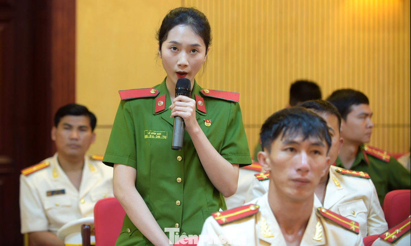 Buổi đối thoại ghi nhận được nhiều ý kiến, đề xuất của đoàn viên thanh niên công an. Ảnh: Xuân Tùng Buổi đối thoại ghi nhận được nhiều ý kiến, đề xuất của đoàn viên thanh niên công an. Ảnh: Xuân Tùng
